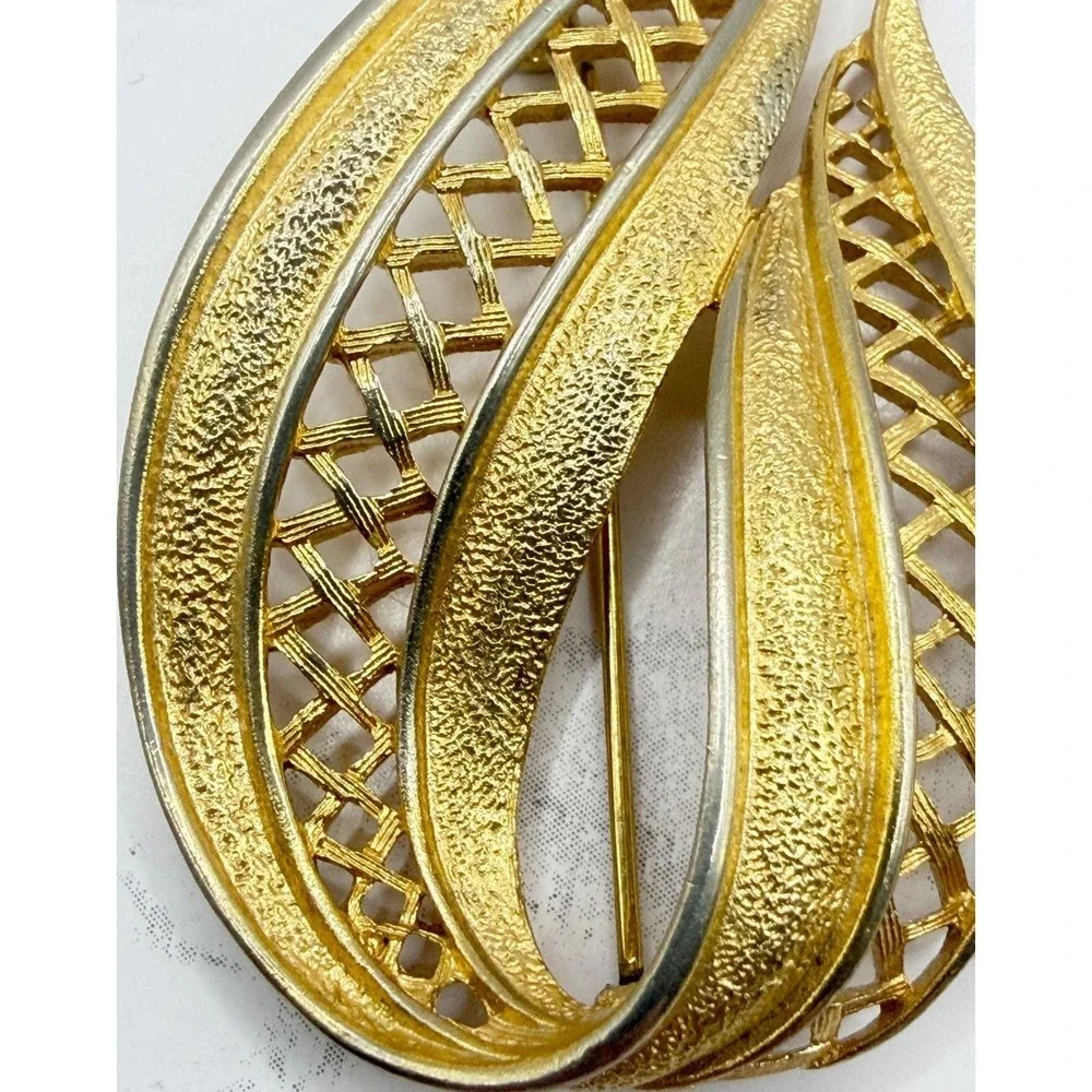 Vintage Gold Tone Leaf Brooch Openwork Textured‎ Statement Pin 2.5